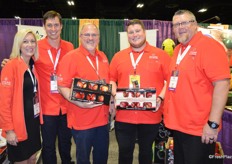 Matching colors at the Starr Ranch booth. The company proudly presents its new boxes for Organic Fuji. The boxes replace apples in clamshell.